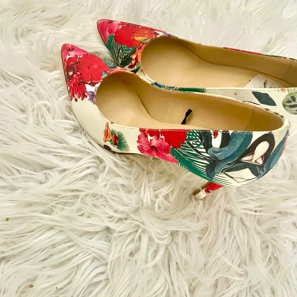 Shoes . Worn once . Comfortable .